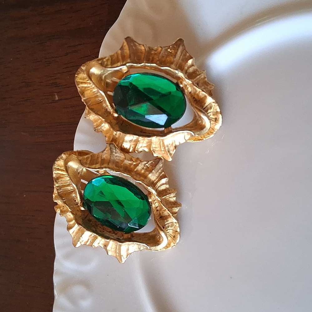 Vintage Clip-on Gold-Tone Earrings with Emerald Green - Picture 4 of 13